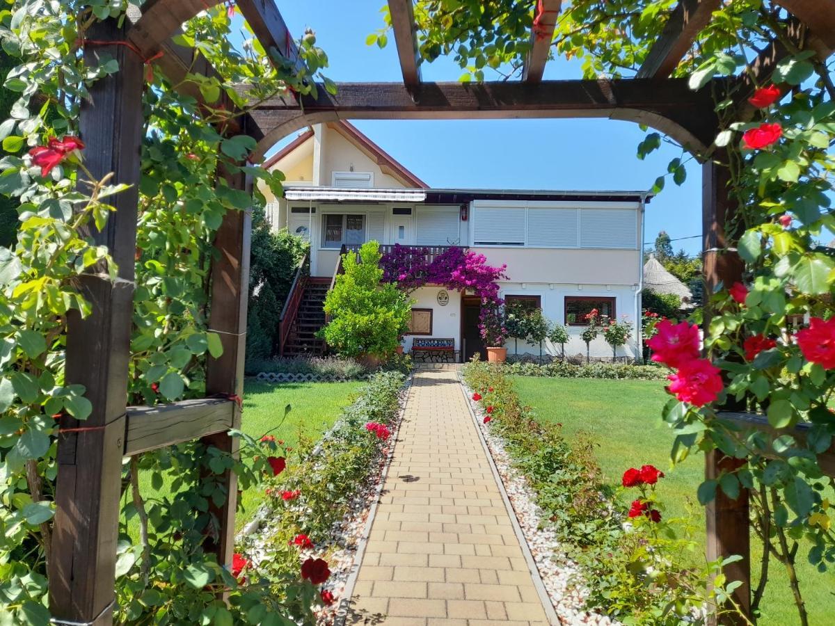 Bed and Breakfast Rozsakert Vendeghaz Сиглигет Экстерьер фото